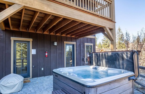 Tamarack Resort House | Ski in /Ski Out | Pet Friendly | Private Hot Tub |