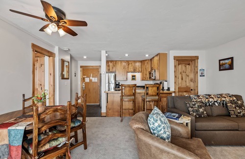Steamboat Springs Condo | Ski-In/Ski-Out 1-Bedroom Condo w/Balcony and Fireplace!