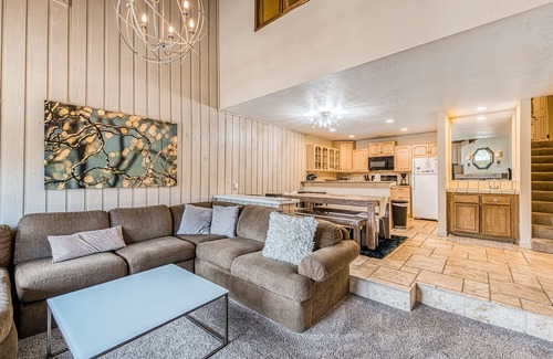 Mammoth Lakes Condo | Ski & mountain-view condo with pool & hot tub - near ski slopes