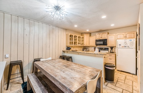 Mammoth Lakes Condo | Ski & mountain-view condo with pool & hot tub - near ski slopes