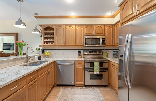 Downtown Park City Condo | SKI N SKI OUT. 5 Min Walk to Historic Main St. Ski, Hike, Bike, out the door.