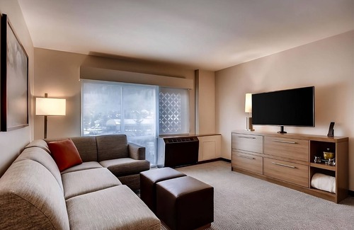 Mountain House Hotel | Ski Resort with Hot Tub! 2 Pet-friendly Units with Free Breakfast and Shuttle!