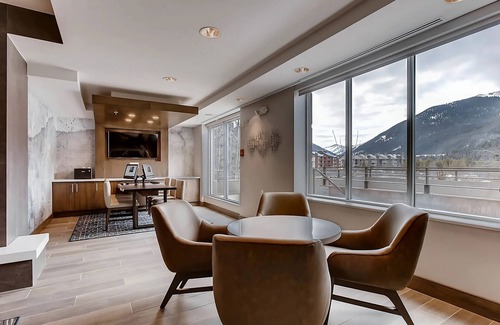 Mountain House Hotel | Ski Resort with Hot Tub! 2 Pet-friendly Units with Free Breakfast and Shuttle!