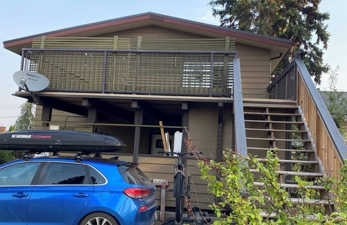 Smithers House | Ski season/summer/workers dream getaway