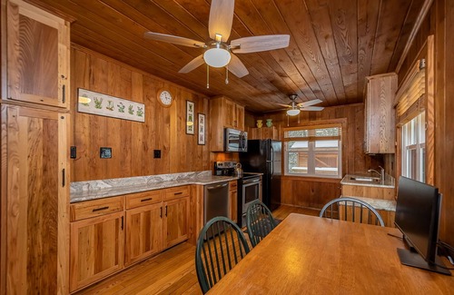 North Glade Hills House | Ski Shore | Lakefront Cottage + Private Dock, Hot Tub & Outdoor Fireplace!