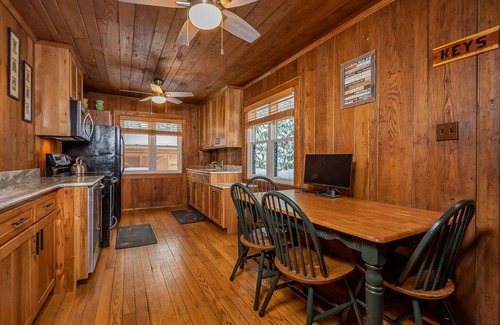 North Glade Hills House | Ski Shore | Lakefront Cottage + Private Dock, Hot Tub & Outdoor Fireplace!