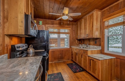North Glade Hills House | Ski Shore | Lakefront Cottage + Private Dock, Hot Tub & Outdoor Fireplace!