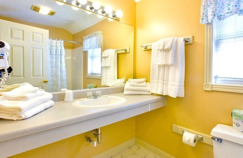 North Conway Resort | Skier's dream price drop 1 mile to Cranmore. Heated pool/Jacuzzi minutes away