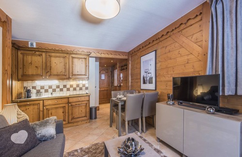 Meribel Centre Apartment | SKIS ON FOOT WITH POOL - CHARMING APARTMENT - 4 people