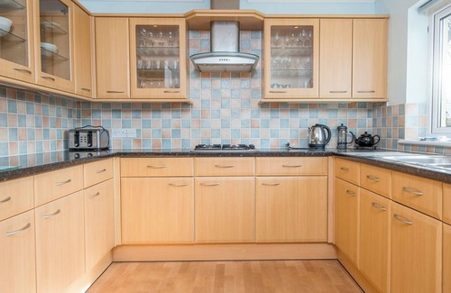 Haverfordwest House | Skomer View, Holiday Home Roch, Nr Newgale, Sleeps 10, 4 bedrooms, bathrooms