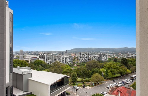 Spring Hill Apartment | Skyhigh Apt w City Views, Pool, Gym & 2 Carparks