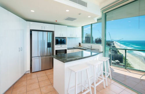 Main Beach Apartment | Skyhome Sub penthouse 3 Bedroom Ocean View