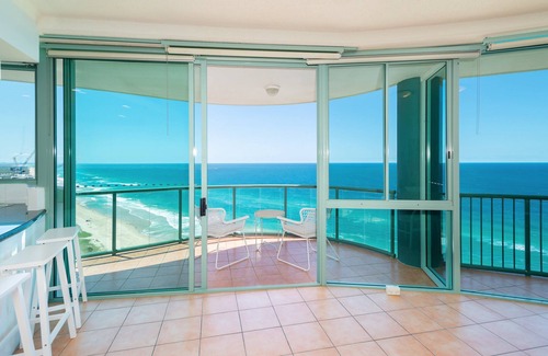 Main Beach Apartment | Skyhome Sub penthouse 3 Bedroom Ocean View