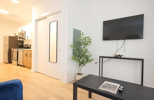 Downtown Apartment | Skyline Luxe Haven Studio - Easy Access to NYC