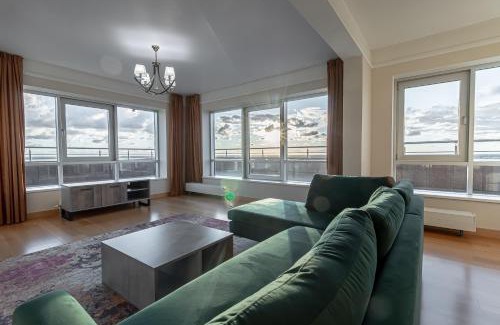 Pleskodale Apartment | Skyline Penthouse with Sunset Views, Jacuzzi & Free Parking
