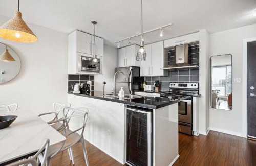 Crosstown Apartment | Skyline Retreat with Gym and River View near Rogers Arena