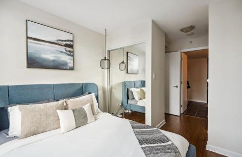 Crosstown Apartment | Skyline Retreat with Gym and River View near Rogers Arena