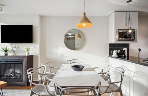 Crosstown Apartment | Skyline Retreat with Gym and River View near Rogers Arena