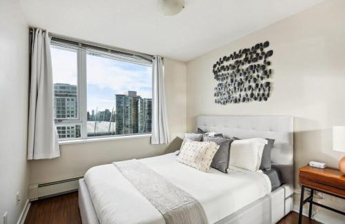 Crosstown Apartment | Skyline Retreat with Gym and River View near Rogers Arena