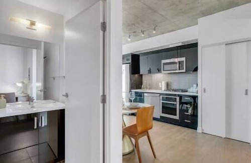 Beltline Apartment | Skyline Views | Pool | Gym | 5 mins to Stampede