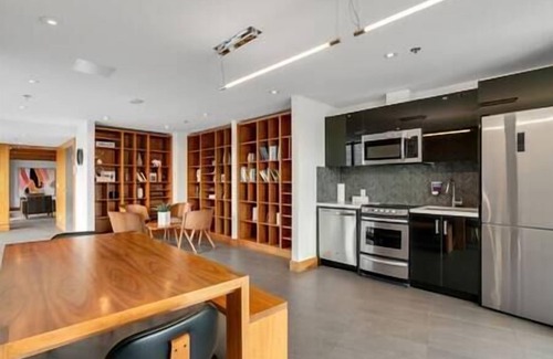 Beltline Apartment | Skyline Views | Pool | Gym | 5 mins to Stampede