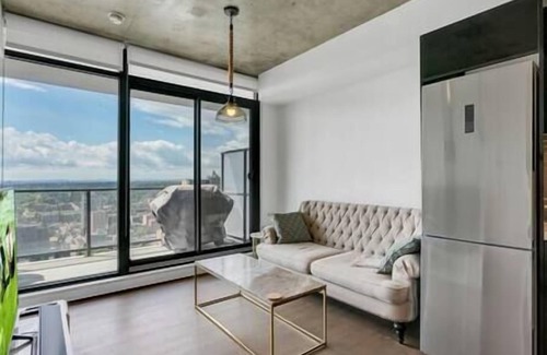 Beltline Apartment | Skyline Views | Pool | Gym | 5 mins to Stampede