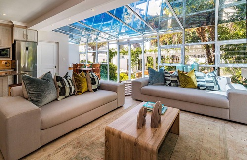 Somerset West Apartment | Skylit under trees in Somerset West 5 minutes away from world class wine farms
