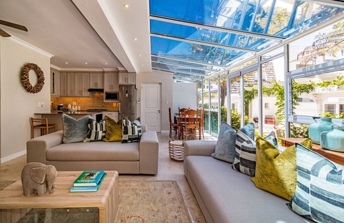 Somerset West Apartment | Skylit under trees in Somerset West 5 minutes away from world class wine farms