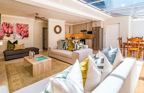 Somerset West Apartment | Skylit under trees in Somerset West 5 minutes away from world class wine farms