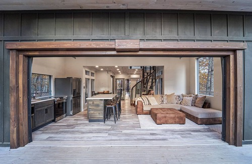 Sevierville Cabin | Skywalk Treehouse: 4 Treehouses Linked by Bridges, all 4 treehouses to yourself