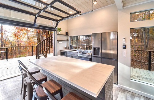 Sevierville Cabin | Skywalk Treehouse: 4 Treehouses Linked by Bridges, all 4 treehouses to yourself