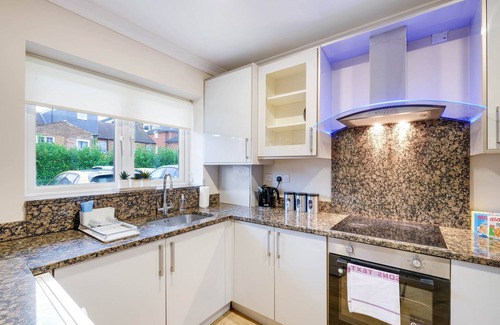 Slough House | SL Reet Gdns 38 - Town Center 4 Bedroom 4 bathroom Hse with Parking Slough (38)