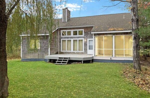 La Pointe House | Slainte - Cottage located near Downtown La Pointe with Screened-in Porch!