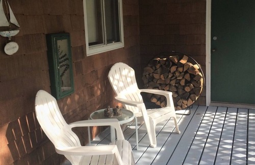 La Pointe House | Slainte - Cottage located near Downtown La Pointe with Screened-in Porch!