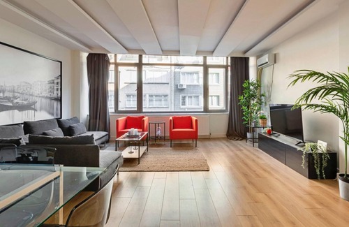 Macka Apartment | Sleek and Central Flat with Backyard in Besiktas