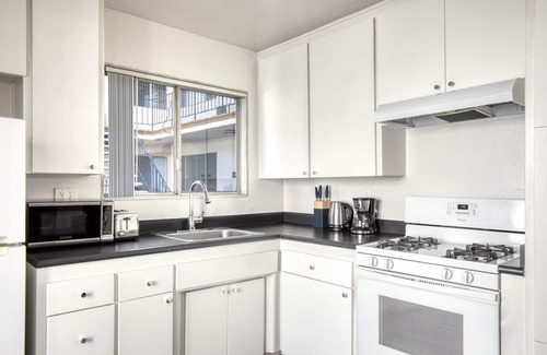 Burbank Apartment | Sleek Burbank Studio w/Courtyard & Pool, near restaurants, by Blueground