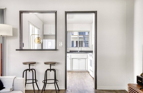 Burbank Apartment | Sleek Burbank Studio w/Courtyard & Pool, near restaurants, by Blueground