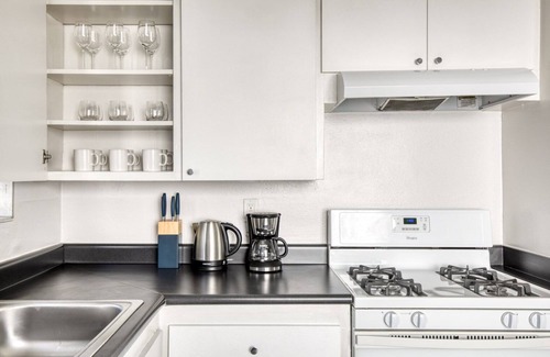 Burbank Apartment | Sleek Burbank Studio w/Courtyard & Pool, near restaurants, by Blueground