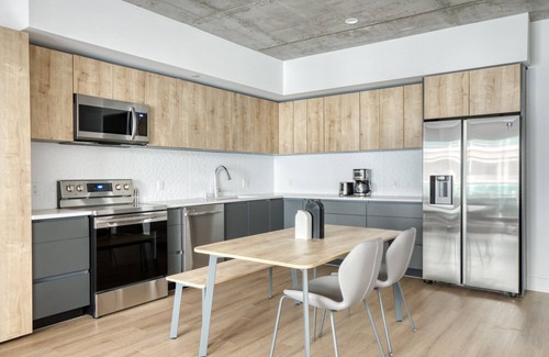 City West Apartment | Sleek Downtown 1BR w/Pool, Gym & W/D near Staples Center, by Blueground (LAX 542)