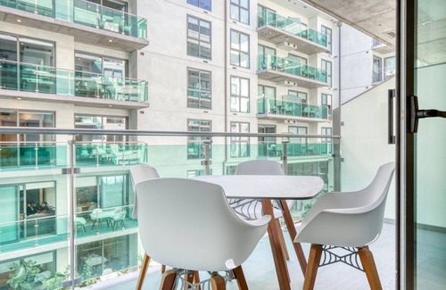 City West Apartment | Sleek Downtown 1BR w/Pool, Gym & W/D near Staples Center, by Blueground (LAX 542)