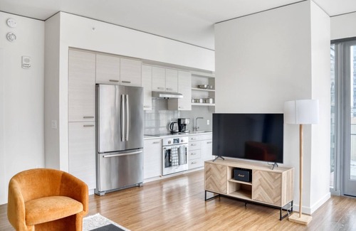 Downtown Seattle Apartment | Sleek Downtown 2BR w/Gym, W/D & BBQ, near Dining & Shops, by Blueground