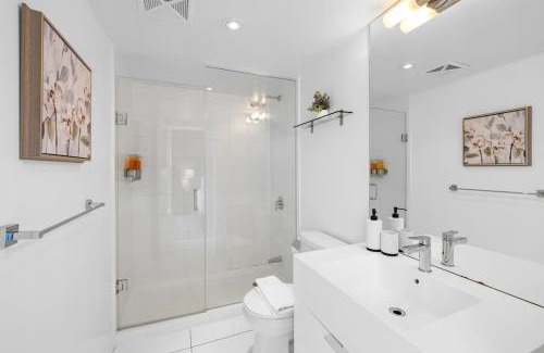 CityPlace Apartment | Sleek Downtown Oasis Modern Retreat in Toronto