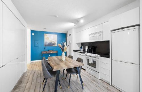 CityPlace Apartment | Sleek Downtown Oasis Modern Retreat in Toronto