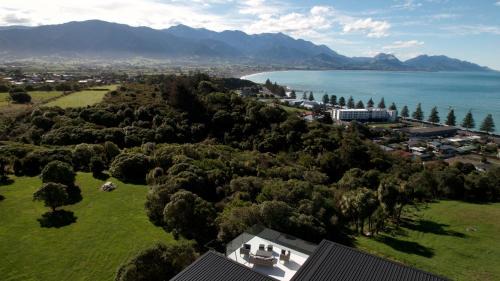 Kaikoura House | Sleek, Elevated Views, Hidden
