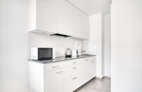 Iselin Apartment | Sleek Iselin 2 Room w/Storage, 1min to Local Market, by Blueground