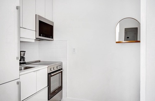 Little Italy Apartment | Sleek Little Italy 1BR w/in-unit W/D, short walk to SoHo, by Blueground