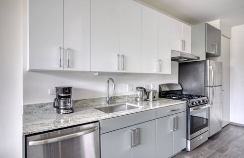 Logan Square Apartment | Sleek Logan Square Studio w/Roof Deck & Gym, 1 block to L, by Blueground