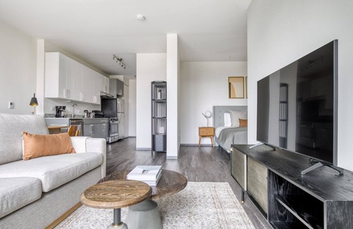 Logan Square Apartment | Sleek Logan Square Studio w/Roof Deck & Gym, 1 block to L, by Blueground