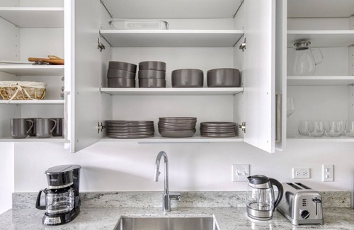 Logan Square Apartment | Sleek Logan Square Studio w/Roof Deck & Gym, 1 block to L, by Blueground