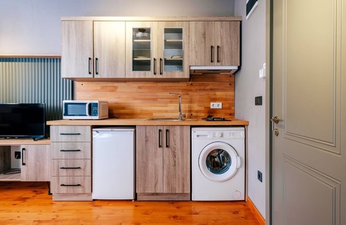 Fatih Apartment | Sleek Studio Flat Close to Kennedy Avenue in Fatih